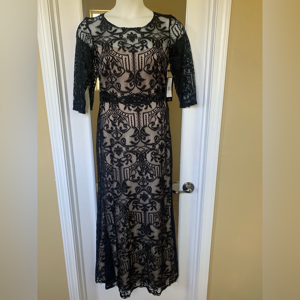 Sangria Black/Nude Lace Dress